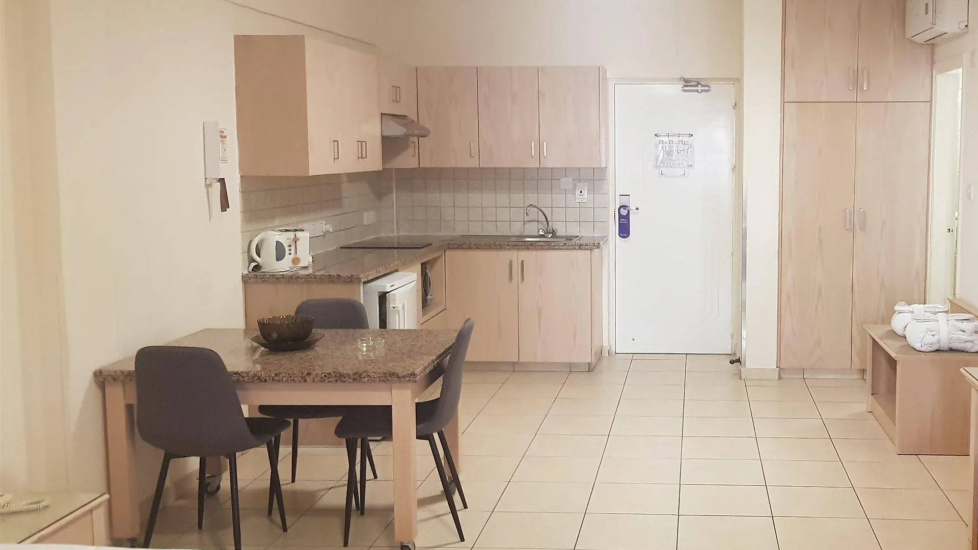 איה נאפה Senator Hotel Apartments - Adults Only 3*, איה נאפה קפריסין